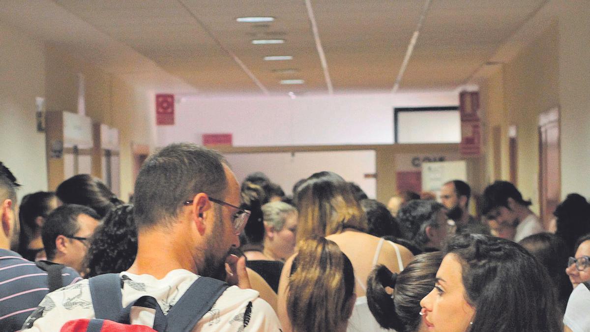 Opositores a maestros en Murcia, antes de las pruebas de 2016.