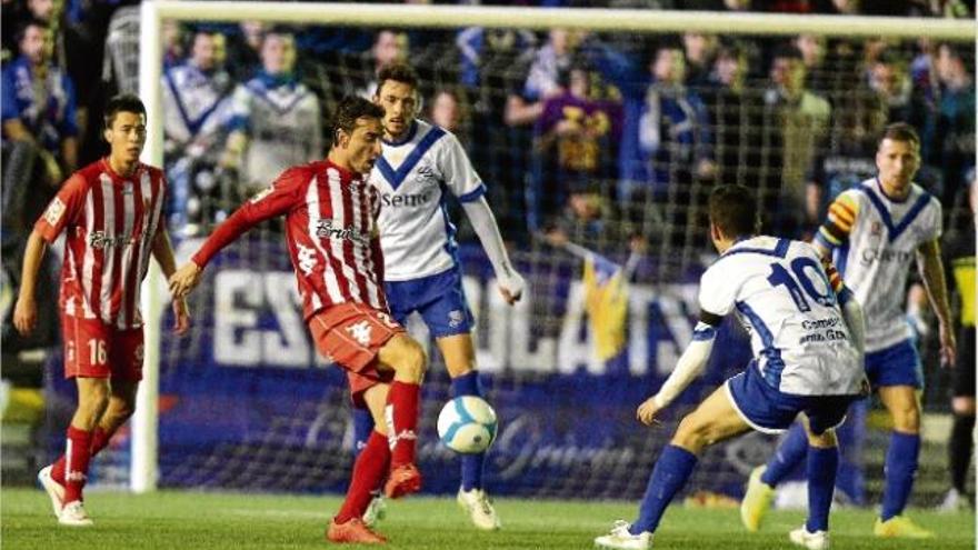 jandro controla la pilota pressionat per un jugador rival. sport