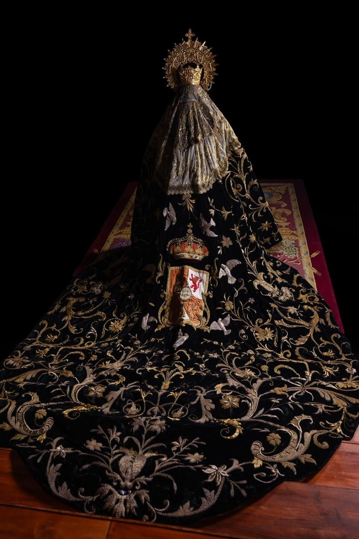 'Manto de las palomas', de la hermandad de la Puente malagueña hasta los años 50, cedido para la ocasión por el Santo Sepulcro de Almería.