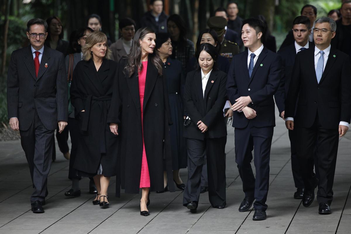 La reina Letizia rinde homenaje a Antonio Machado en el parque de una poeta en Chengdú