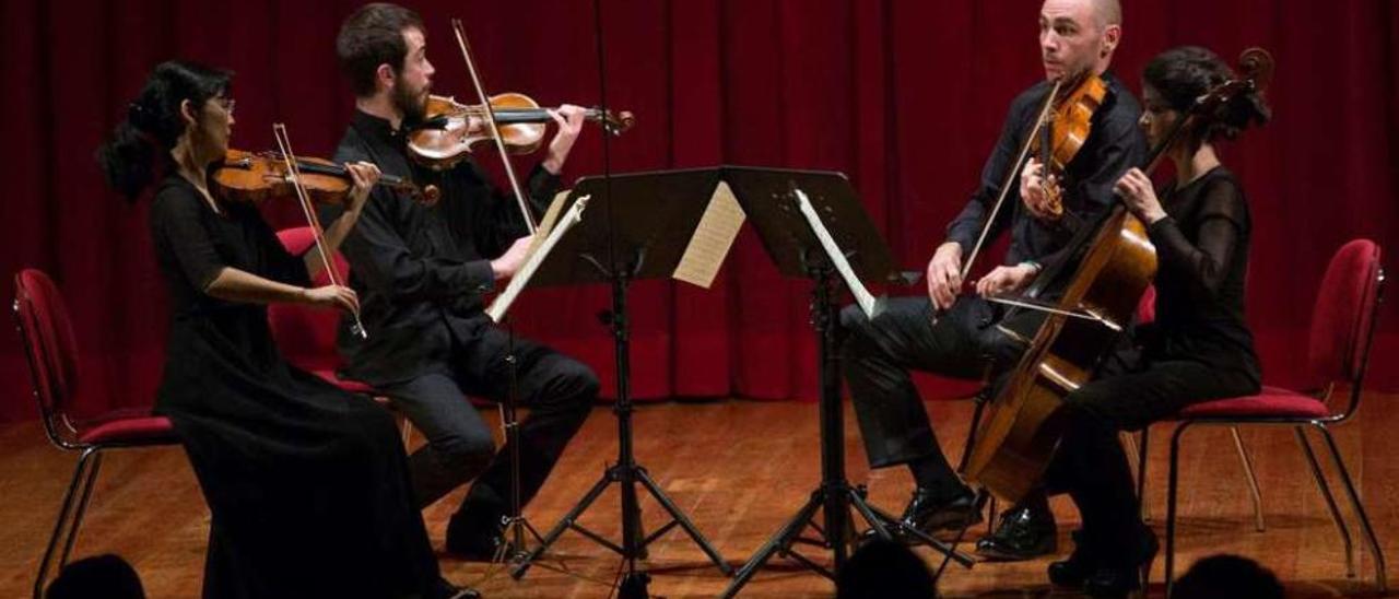 Un momento del concierto, ayer, en el Auditorio Martín Códax. // Ricardo Grobas