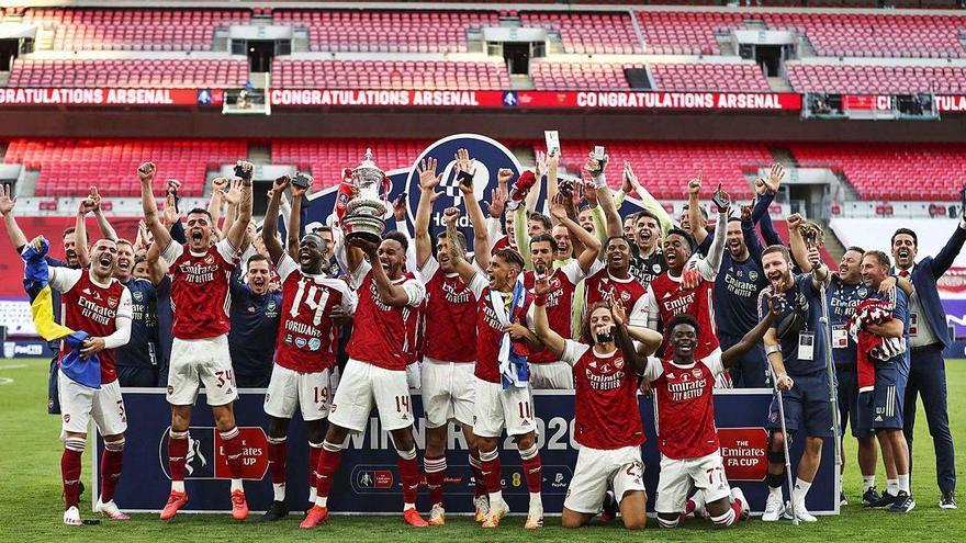 Jugadores y técnicos del Arsenal celebran el triunfo sobre el Chelsea en la final de la FA Cup.