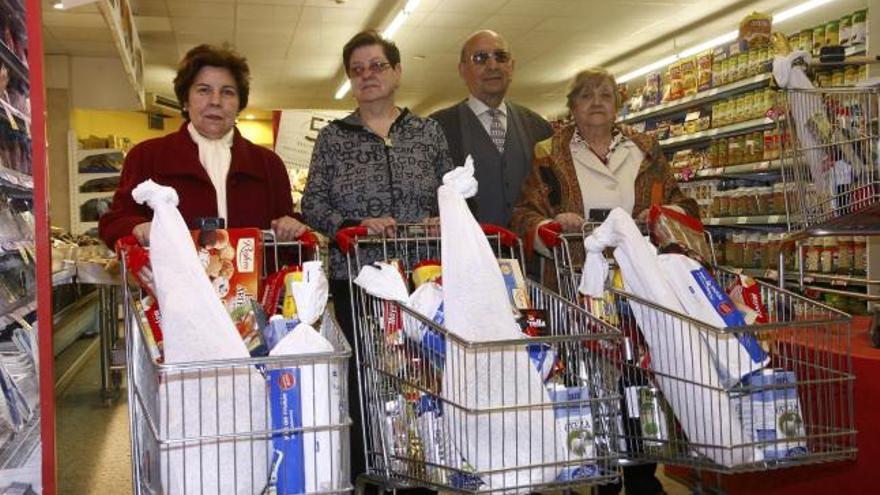 Serafina Castaño, Paz Rodríguez y Teresa Boizas y su marido, en la entrega de carros en &quot;El Arbol&quot; de Obispo Nieto.