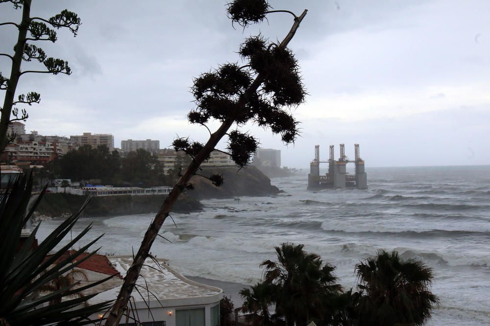 La estructura, de 43 metros de eslora, se soltó del enganche con el remolcador que la llevaba a Cádiz