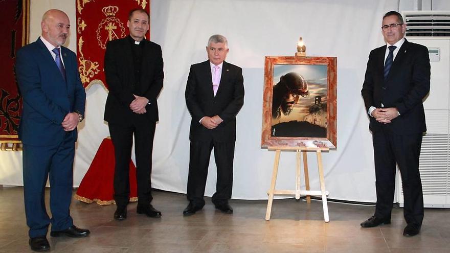 El fotógrafo Antonio Meroño, a la izquierda del cartel de la Semana Santa Minera de La Unión.