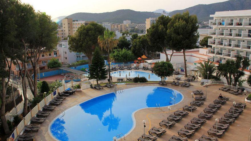 Blick auf den Pool des Hotels Torrenova.