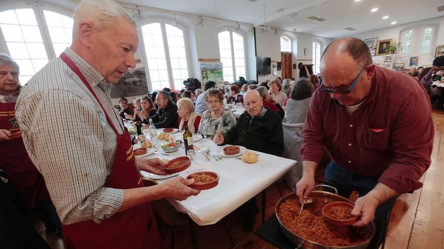 Pepe Tuñón y Pepe Santovenia sirven picadillo a una de las mesas.