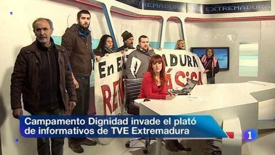 Miembros del Campamento Dignidad paran el informativo de TVE en Extremadura