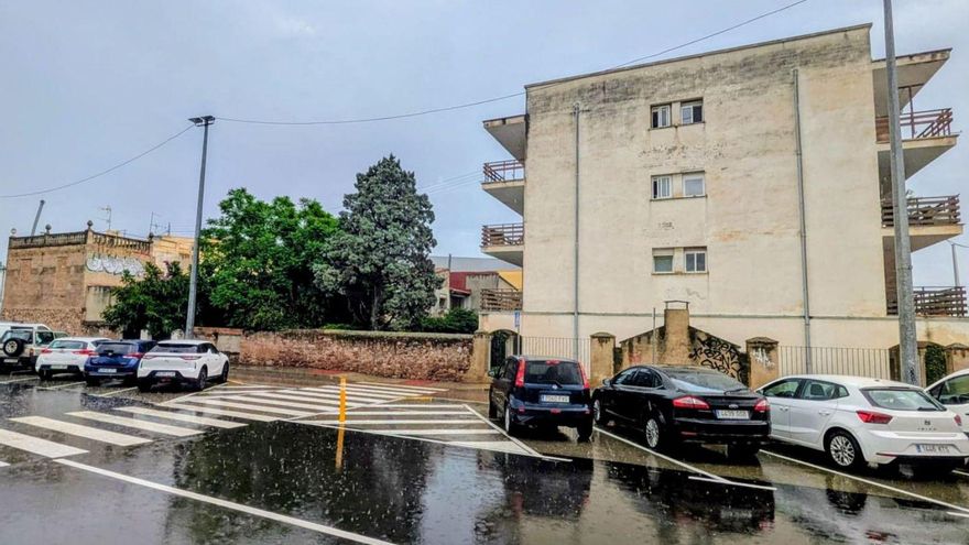 Imagen de ayer de la zona del bulevar en un momento de lluvia, donde el nuevo diseño se estructurará en seis bloques con zona verde alrededor, evitando el efecto pantalla y mejorando las vistas al mar. | EVA BELLIDO