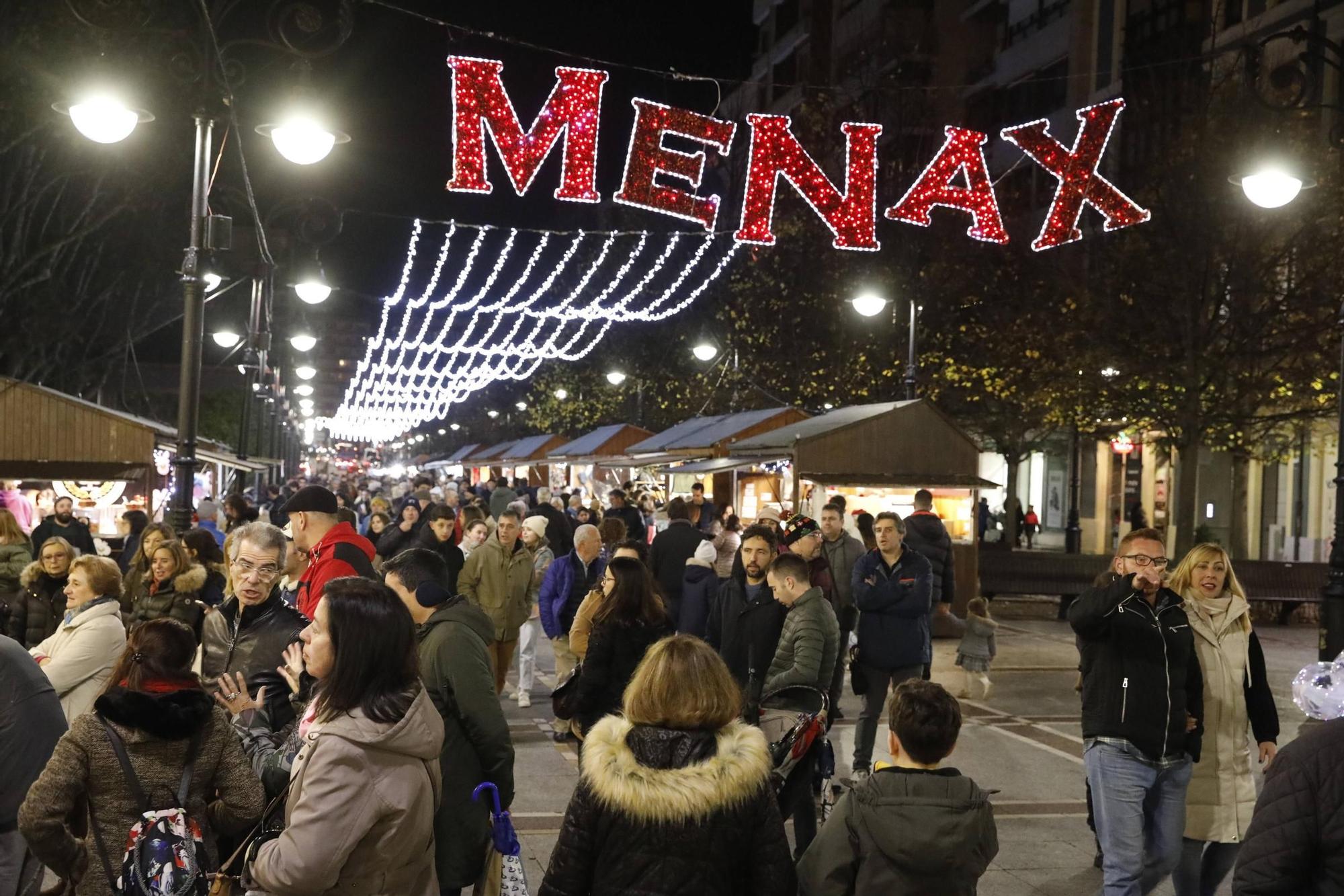 El centro de Gijón, a rebosar para disfrutar de la decoración de Navidad (en imágenes)