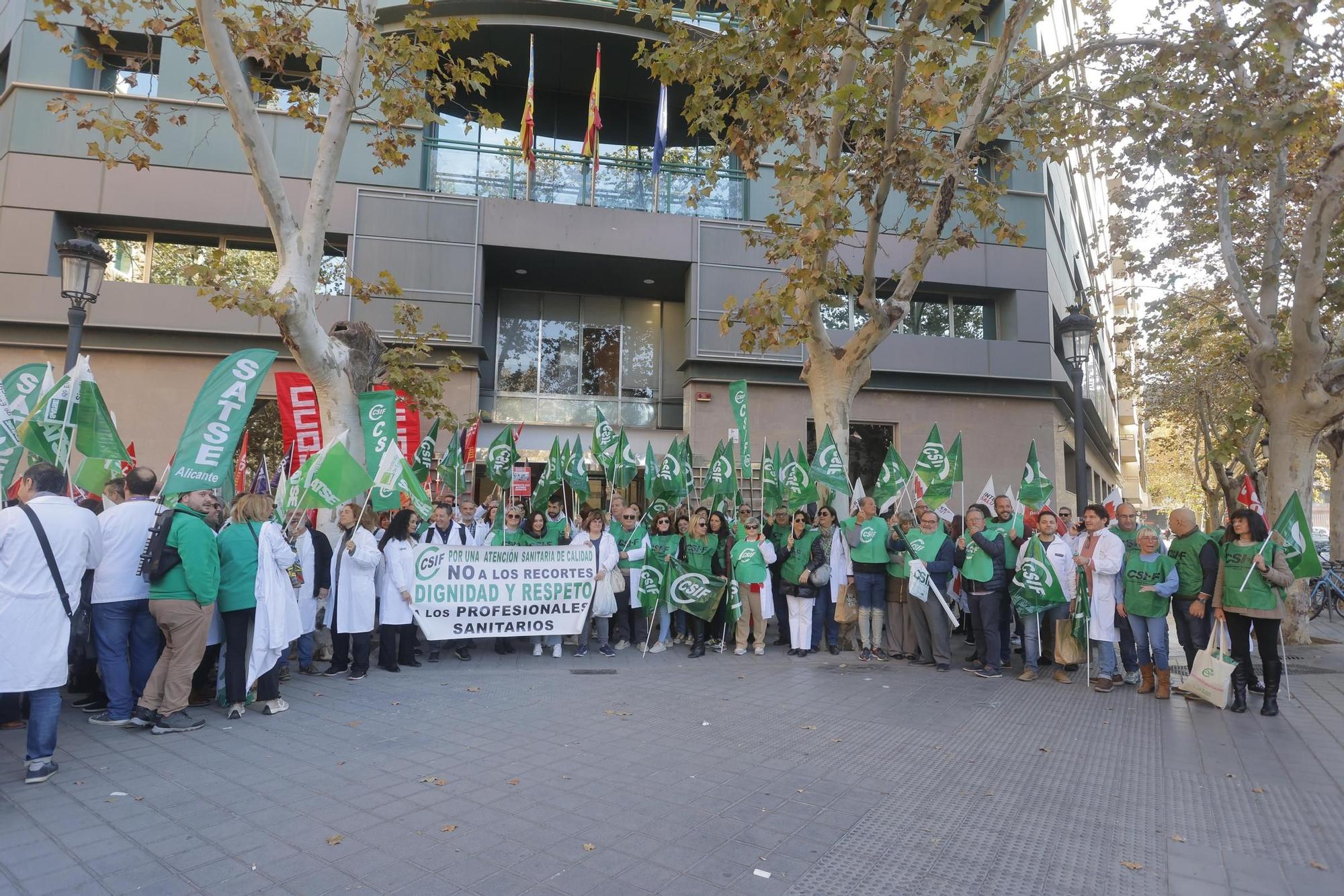 Protesta de los sanitarios valencianos frente a la conselleria