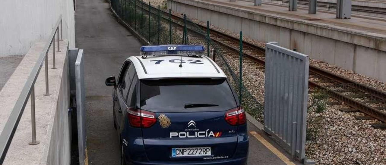 Un coche de la Policía accede a los calabozos del Palacio de Justicia de Gijón.