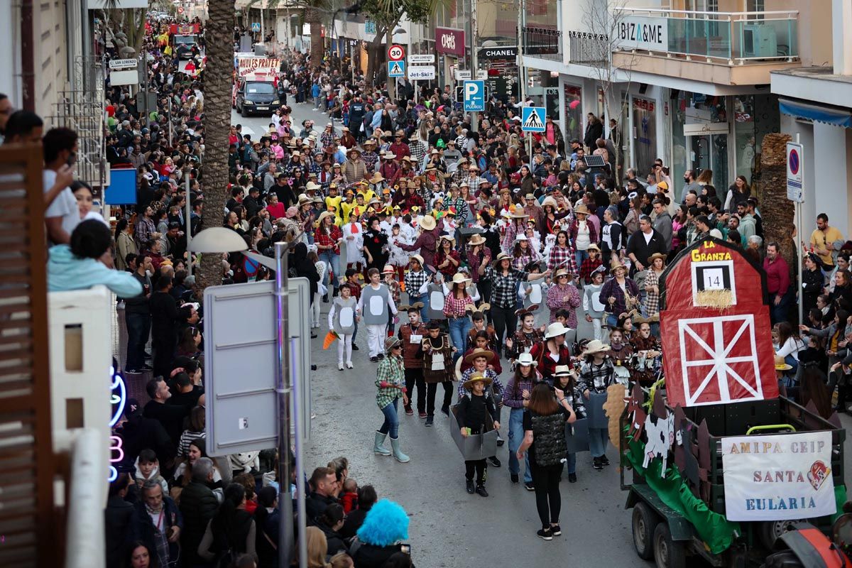 Mira aquí las imágenes de la rúa de Santa Eulària