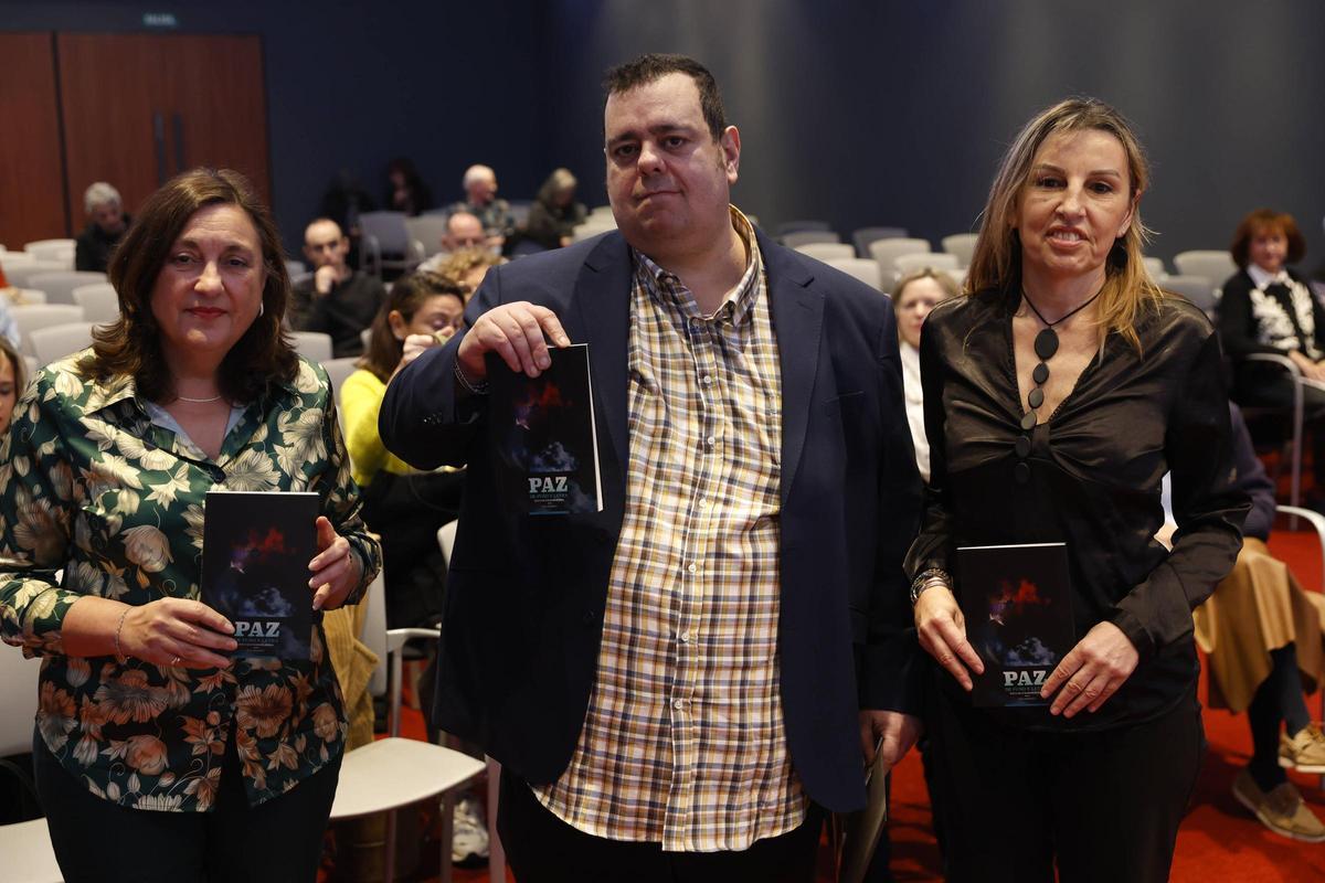 De izquierda a derecha, Vicenta Acebal, Lauren García y Virginia Gil, ayer en el Club.