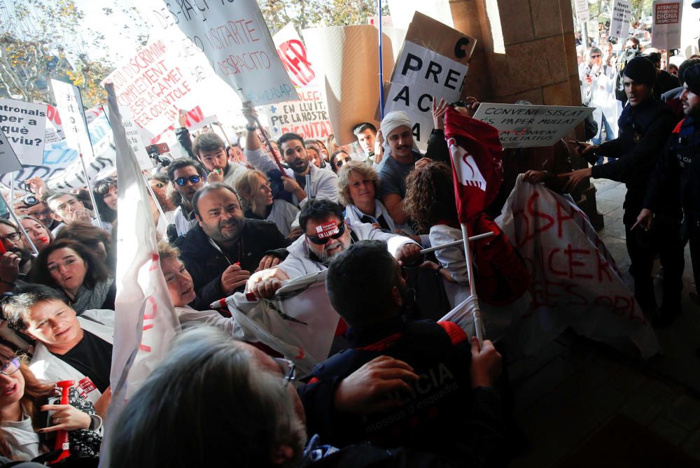 Les protestes de bombers i metges arriben al Parlament