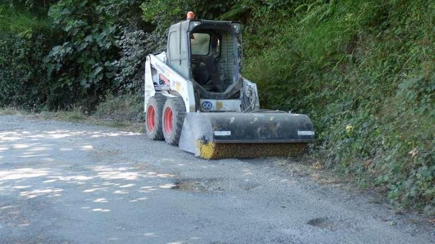 Una máquina de la obra, a la salida de Cerecedo.