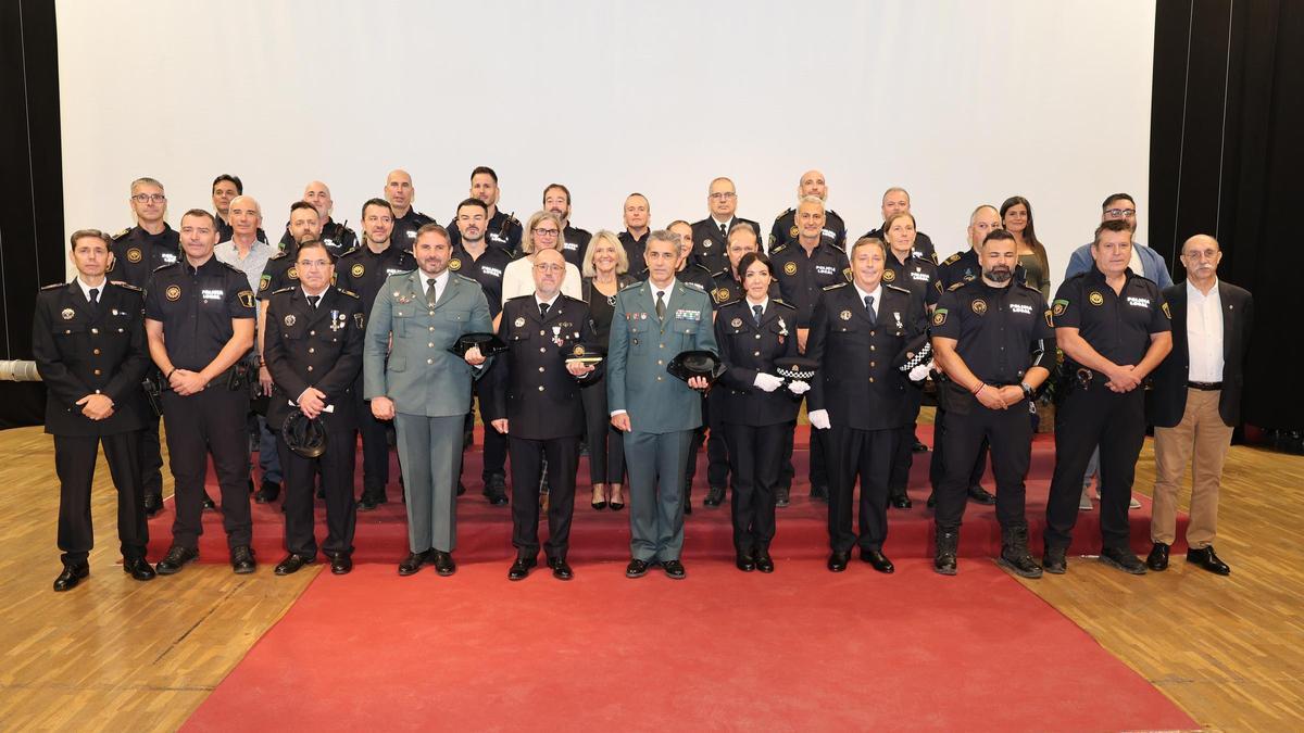 La alcaldesa Elia Verdevío con todos los agentes del cuerpo policial.