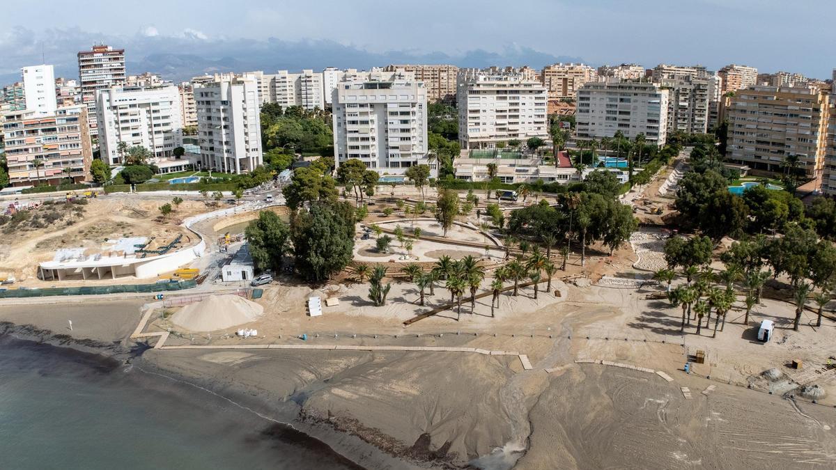 Vista panorámica de las obras en la playa de la Almadraba, parte del litoral de Alicante, en imagen de archivo