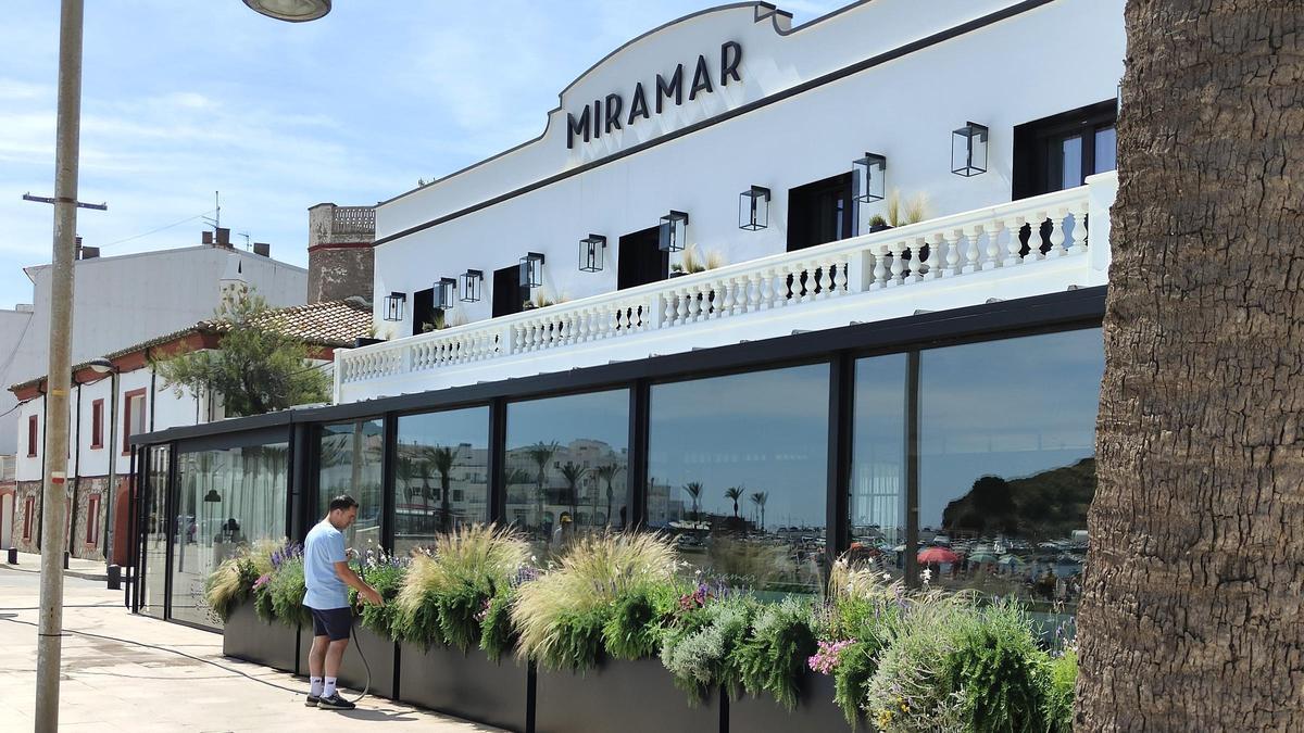El sumiller Toni Gata riega las plantas en el restaurante-hotel Miramar.