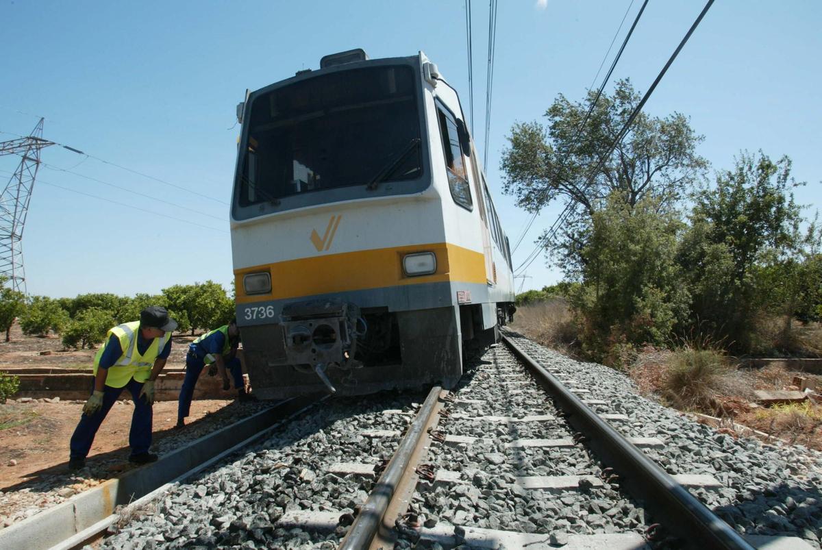 La UTA 3736 descarrilada a la altura del Realón, en dirección a Castelló, el 2 de julio de 2003. FGV ocultó este y otros dos descarrilamientos a la jueza y el perito del metro.