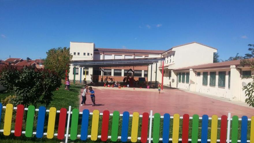 Varios chavales juegan en el patio del colegio de Villaralbo.