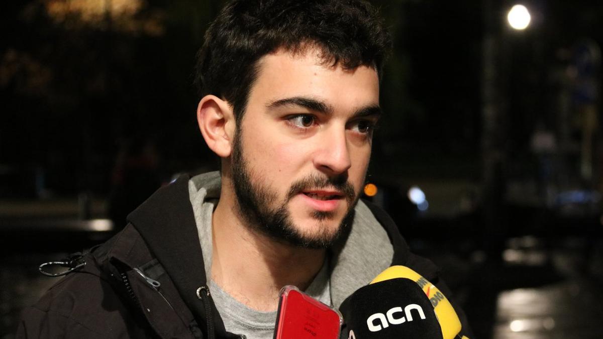 Adrià Carrasco durante la atención a los medios en Bruselas este miércoles