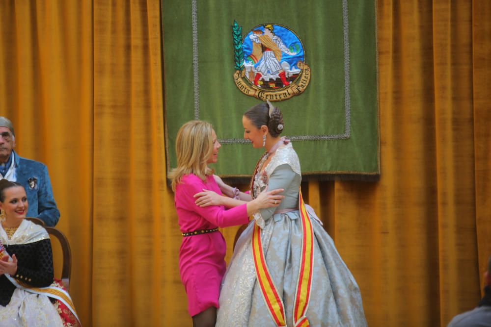 Intercambio de fotos con la fallera mayor e imposición de bunyols d'or