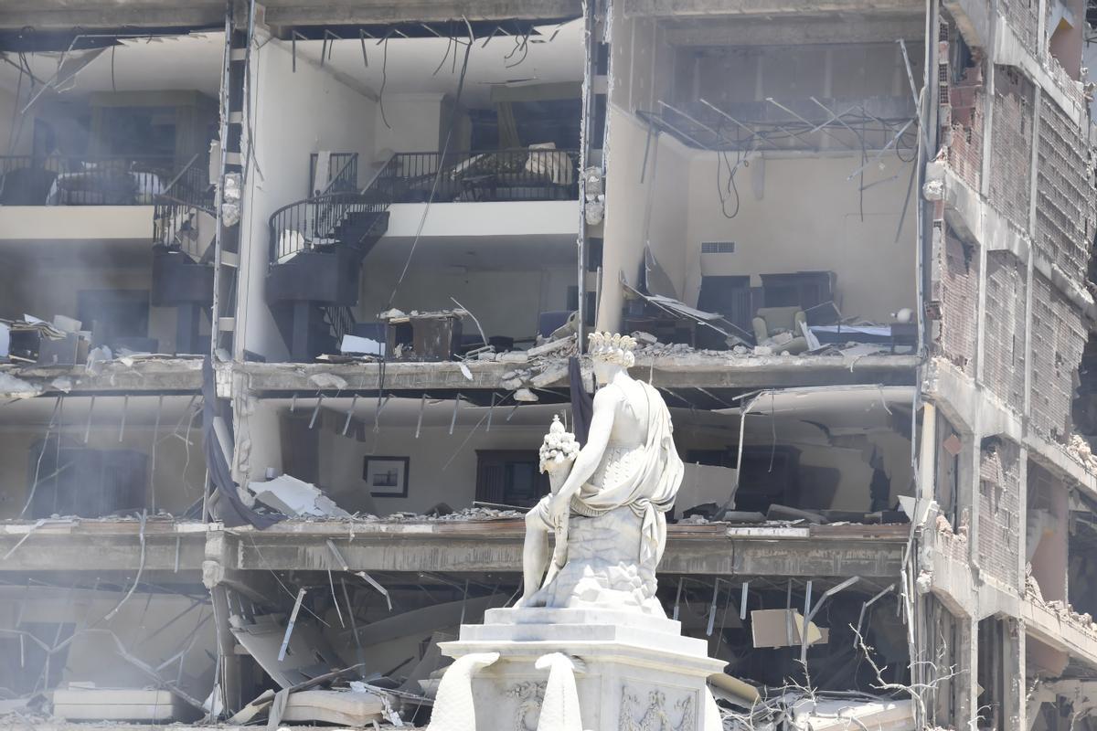 La explosión causó graves daños en el hotel Saratoga.