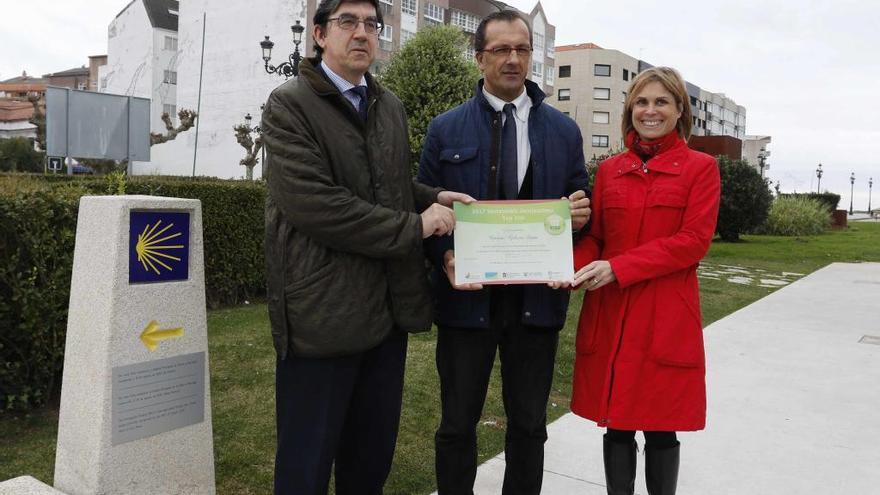 Ángel Rodal (centro) recibe el certificado de Nava Castro e Ignacio López-Chaves, esta mañana en Baiona. / FdV