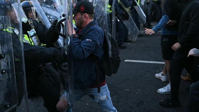 Manifestants empenyen contra un cordó policial a prop de la comissaria de Portswood, dimarts. |  JUSTIN TALLIS / AFP