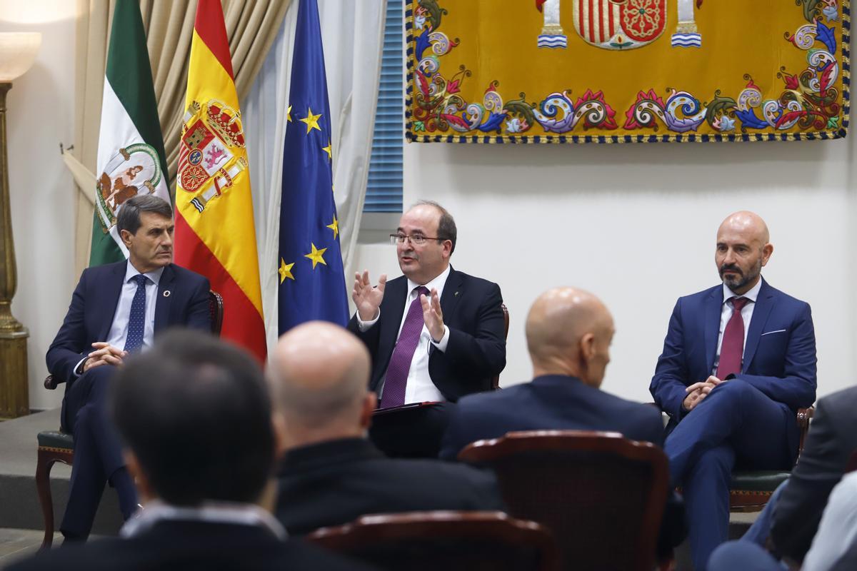 El ministro de Cultura y Deporte, Miquel Iceta, mantiene una reunión con el sector cultural en Málaga junto al subdelegado del Gobierno en Málaga, Javier Salas, y al delegado del Gobierno de España en Andalucía, Pedro Fernández