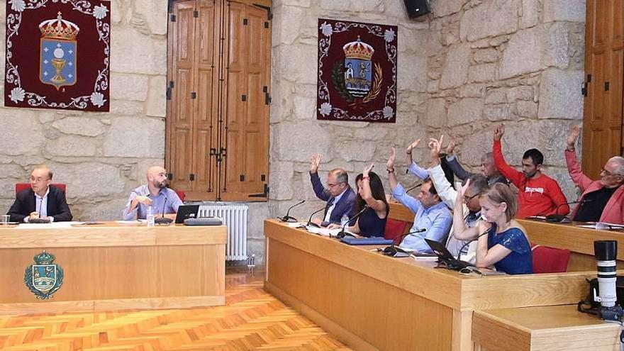 Los concejales de PP y ACiP durante una votación en pleno. // A. Hernández