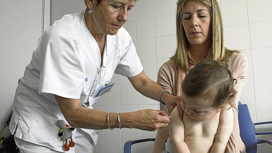 El SES prevé vacunar este año a 10.000 bebés contra a la varicela