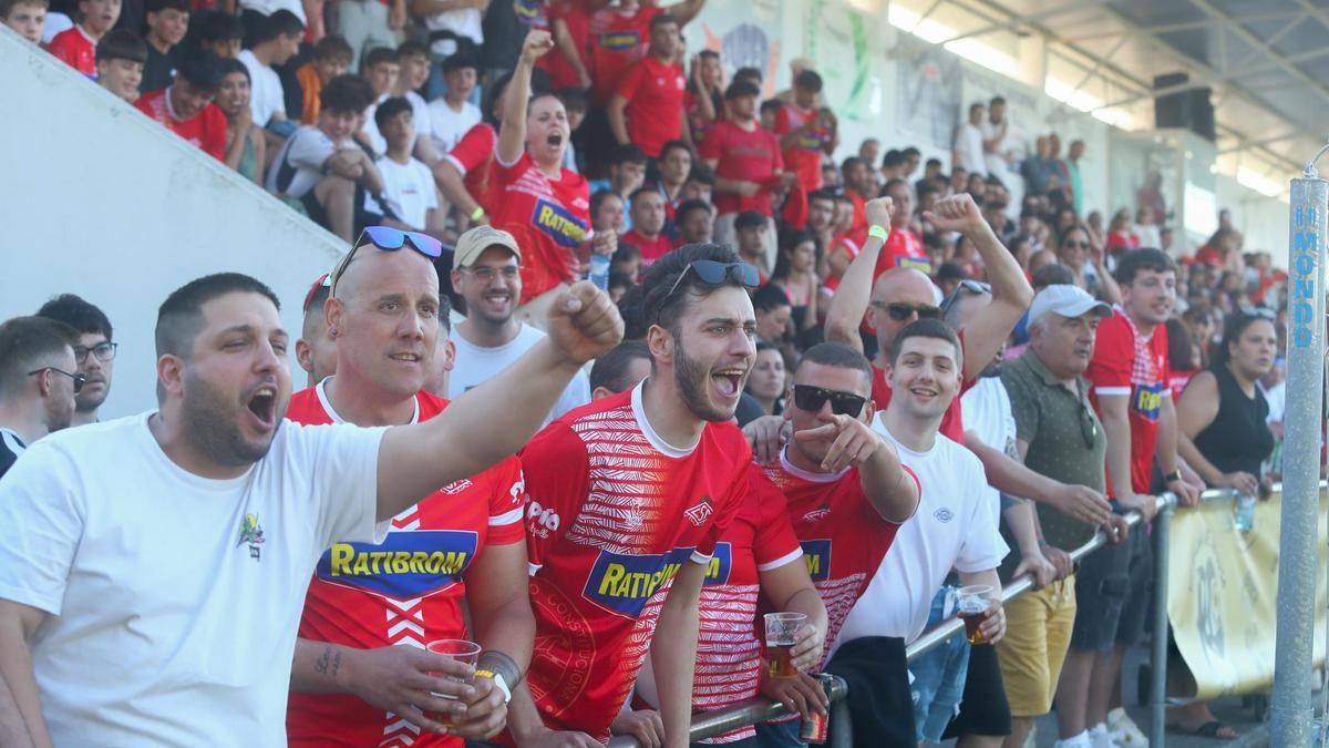 Las mejores imágenes del duelo entre el San Martín y el Beluso con una gran entrada en Vilaxoán