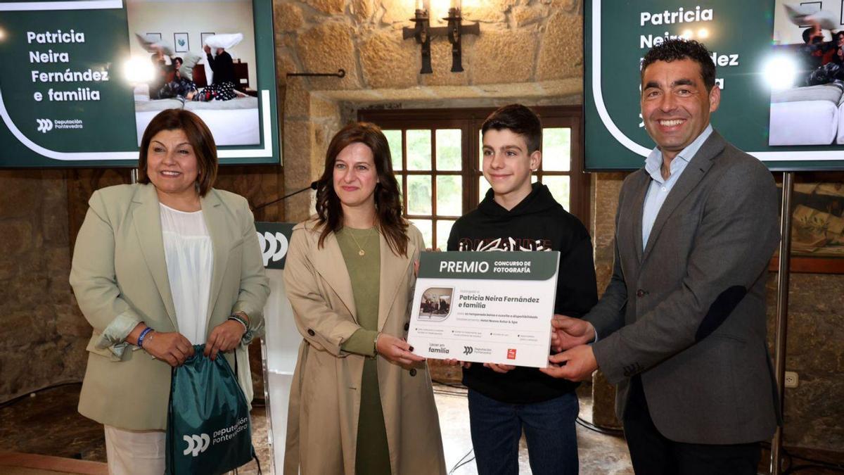El presidente con Patricia Neira, ganadora del certamen fotográfico sobre este plan.