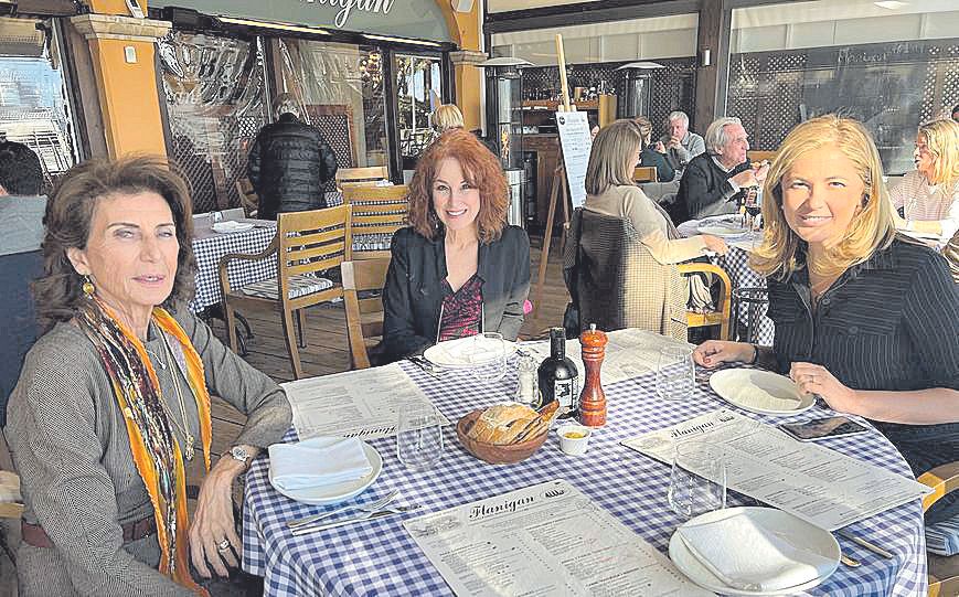 Carmen Planas, Gloria Lomana y Carmen Alsina, tras participar en el encuentro, almorzaron en el restaurante Flanigan de Portals.