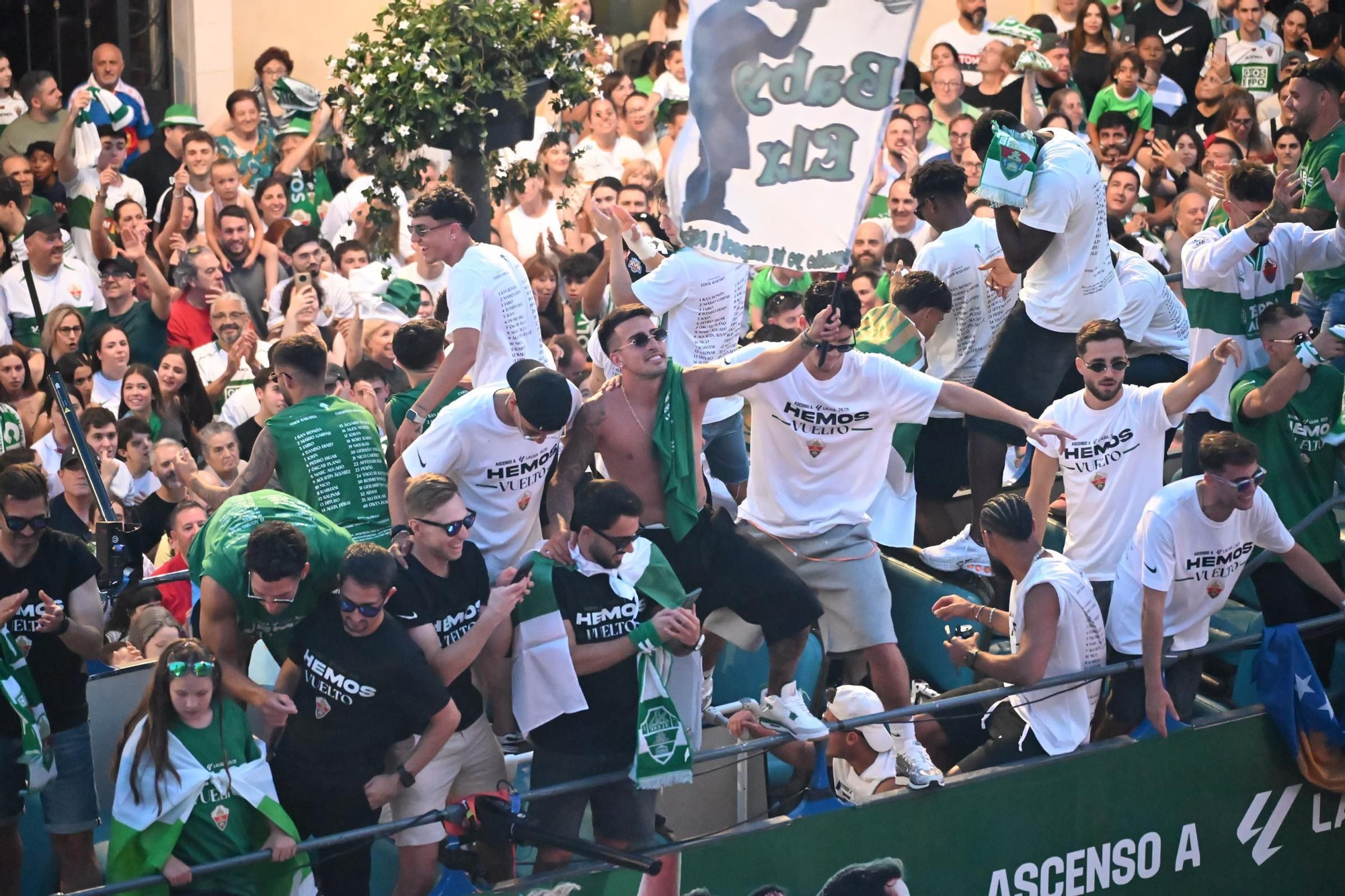 El Elche CF celebra el ascenso a Primera con una rúa en autobús hasta la Plaça de Baix