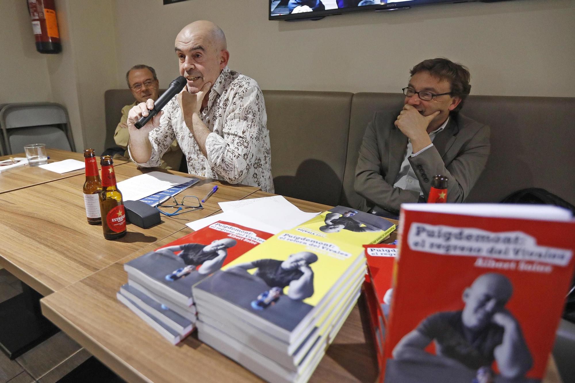 Albert Soler presenta al bar Cuéllar el seu nou llibre, «Puigdemont: El retorn del Vivales»