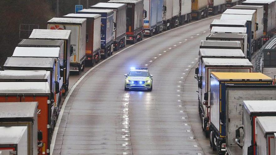 Camiones atrapados en Reino Unido a los que se impide embarcar para cruzar el Canal de la Mancha.