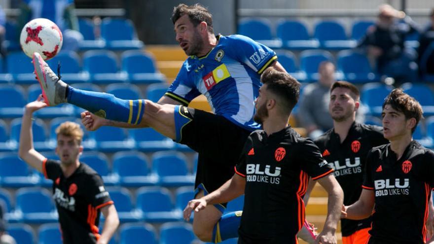 David Torres intenta controlar el balón rodeado de jugadores del Mestalla