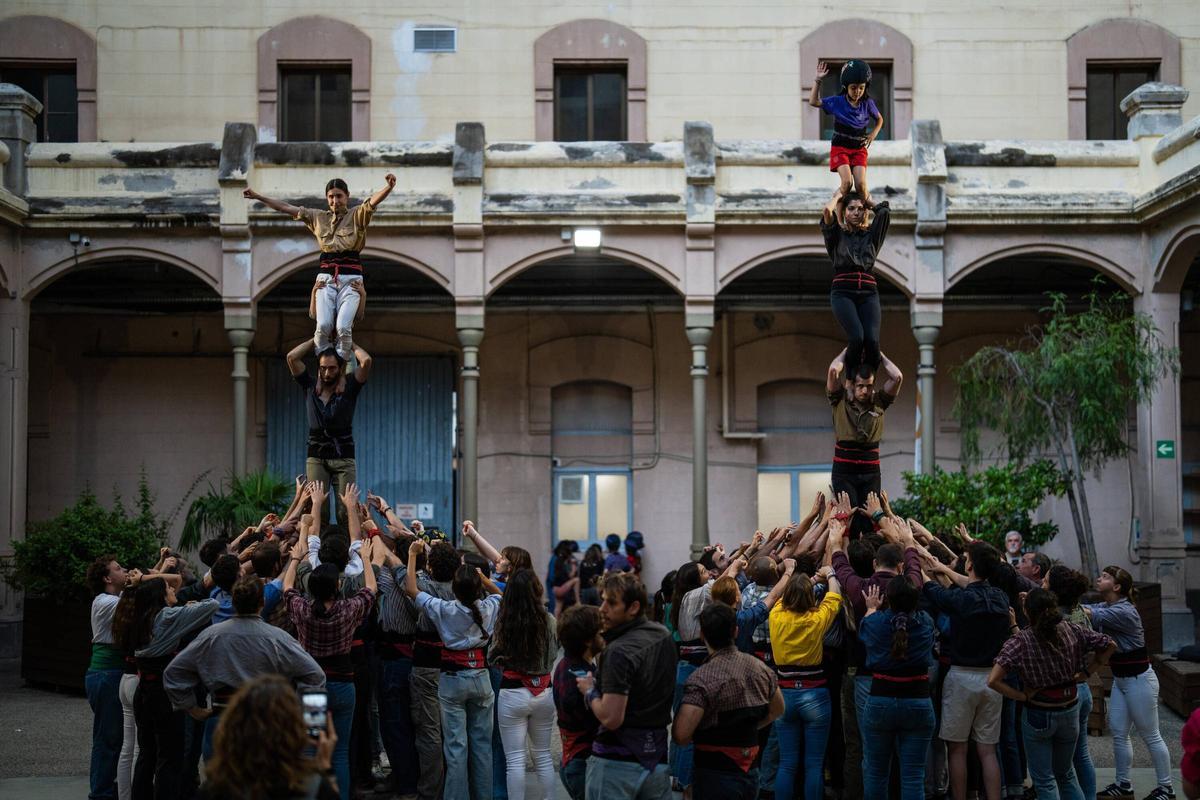 Esquerdats, la colla castellera que ensaya en la Modelo