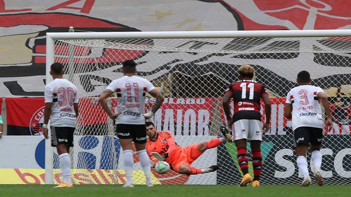 Tiago Volpi, portero del Sao Paulo, parando uno de los dos penaltis en el partido contra el Flamengo