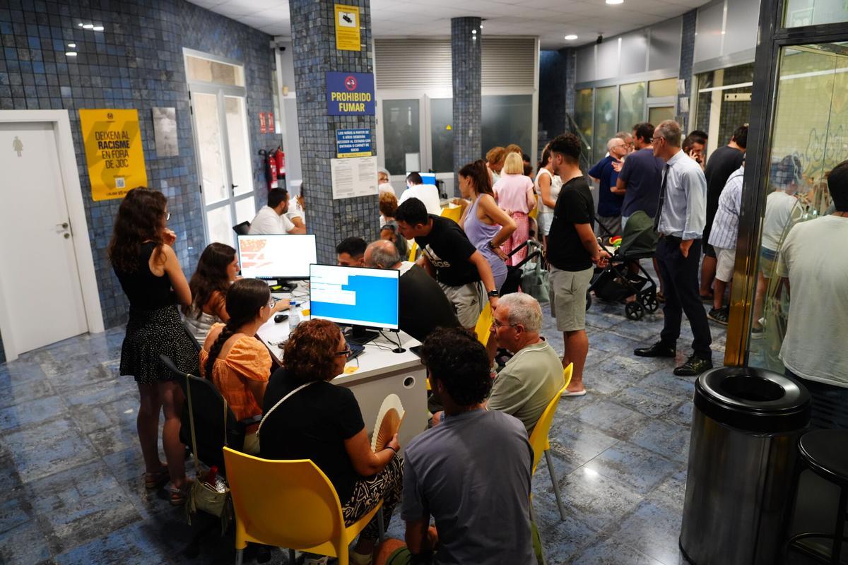 VILA-REAL. Reubicaciones para los abonados.  colas en La Cerámica.