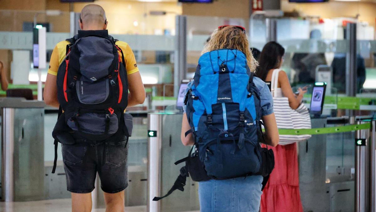 Pasajeros en el aeropuerto de Los Rodeos