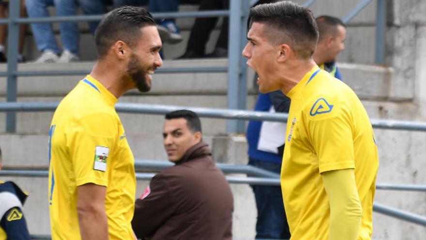 Benito Ramírez y Eduardo celebran uno de los tantos del filial amarillo ante el Écija en el Anexo de Siete Palmas.