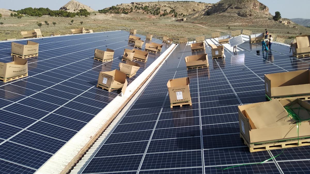 Trabajos de instalación de paneles solares en una industria de la provincia.