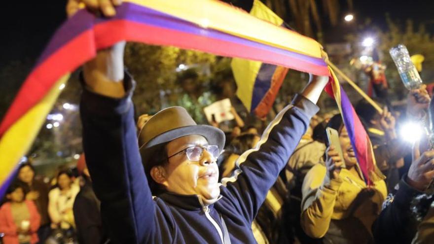 Manifestantes celebran el acuerdo logrado entre el Gobierno e indígenas.