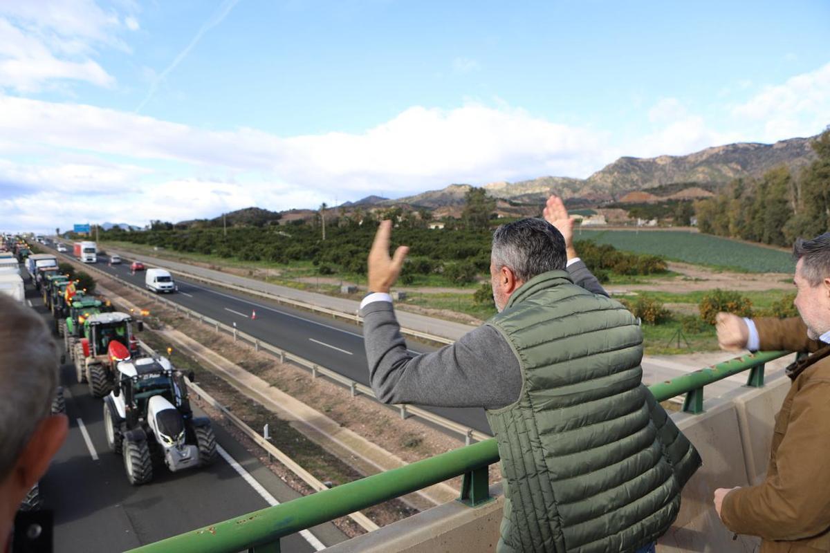 Los líderes del sector agrario regional animan a la movilización desde un paso superior de la A-7 a su paso por Lorca.