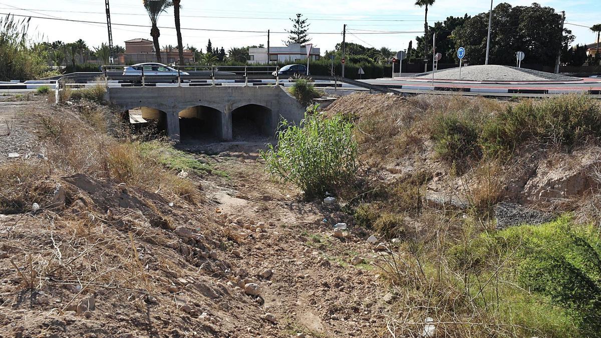 El barranco de San Antón, a su paso por la carretera de Santa Pola.