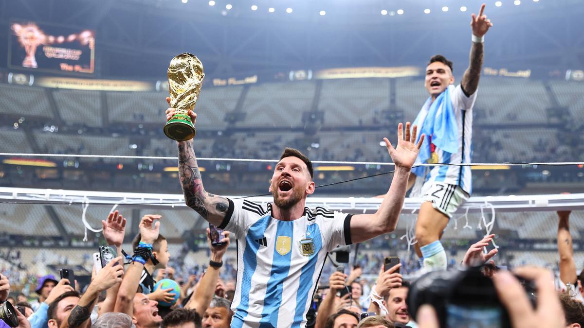 Messi celebra el Mundial con lautaro sobre el larguero